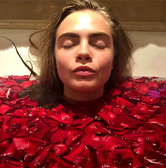 3月13日,名模卡拉·迪瓦伊沐浴在洒满玫瑰花的浴池中.