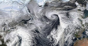 由nasa发布的美国巨型暴风雪卫星图像.